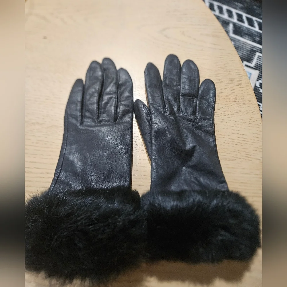 Wilsons Leather Genuine Leather Gloves with Fur Cuff – Size S/M